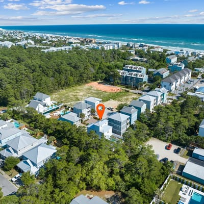Private Pool/Golf Cart! Bikes. 5 minute walk to Beach!